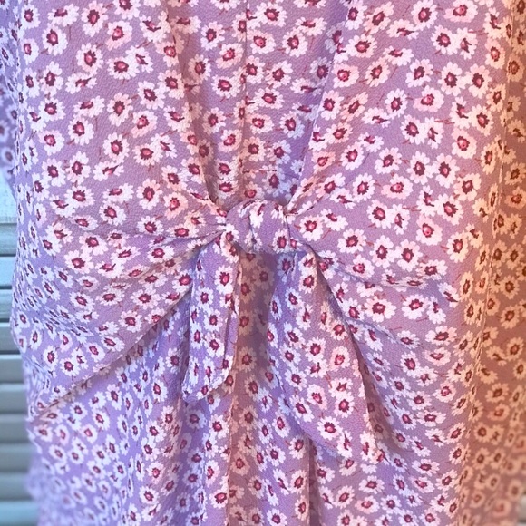 BOUTIQUE- CURVY V-NECK BLOUSE W/ FRONT WAIST TIE, LIGHT PURPLE - Picture 5 of 9